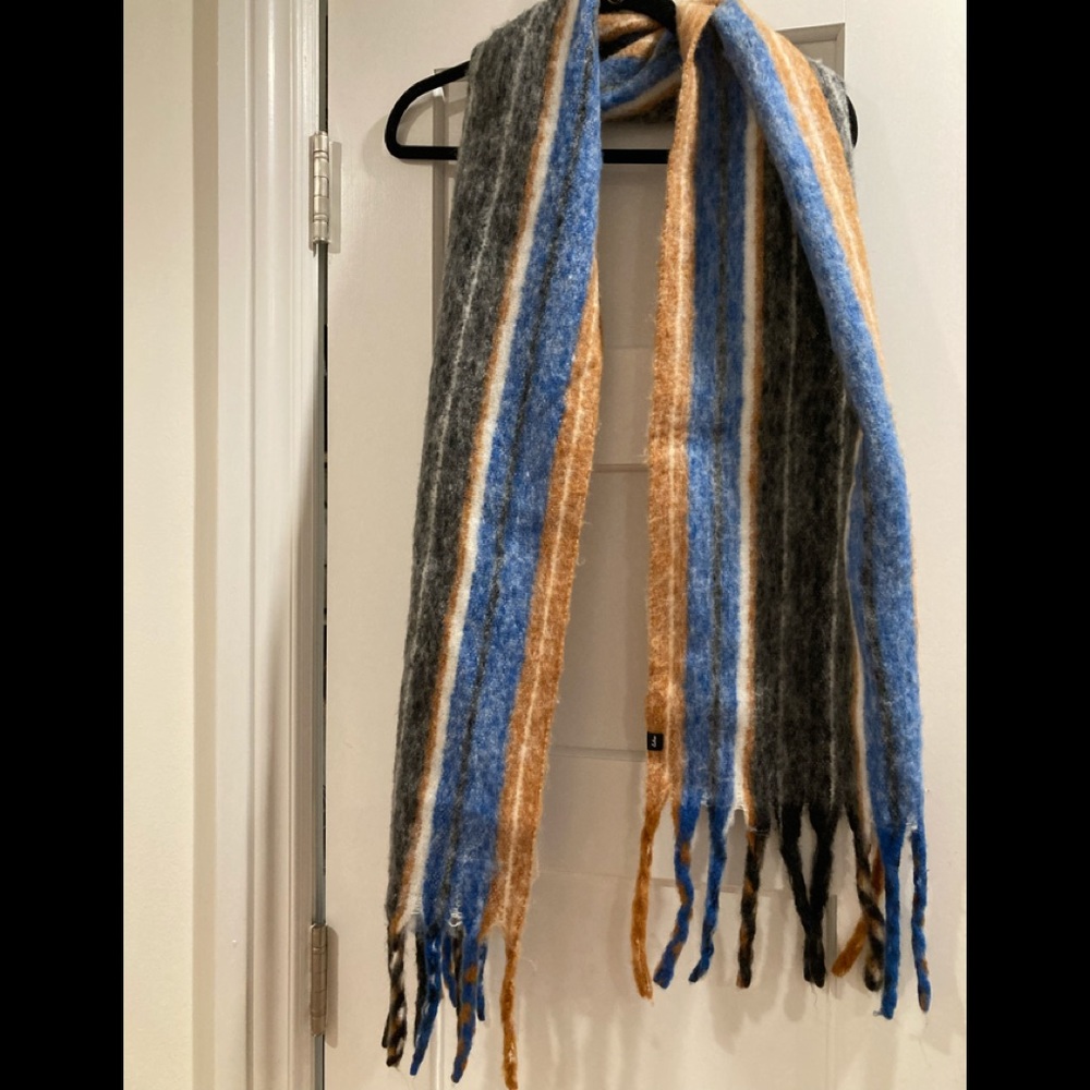 ECHO   NWOT   Scarf